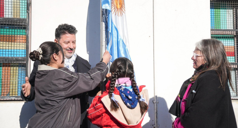 Gustavo Menéndez presenció distintos actos del 9 de julio en colegios de Merlo.