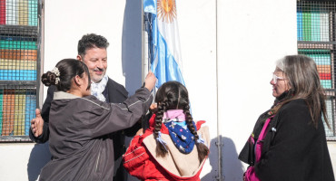 Gustavo Menéndez presenció distintos actos del 9 de julio en colegios de Merlo.