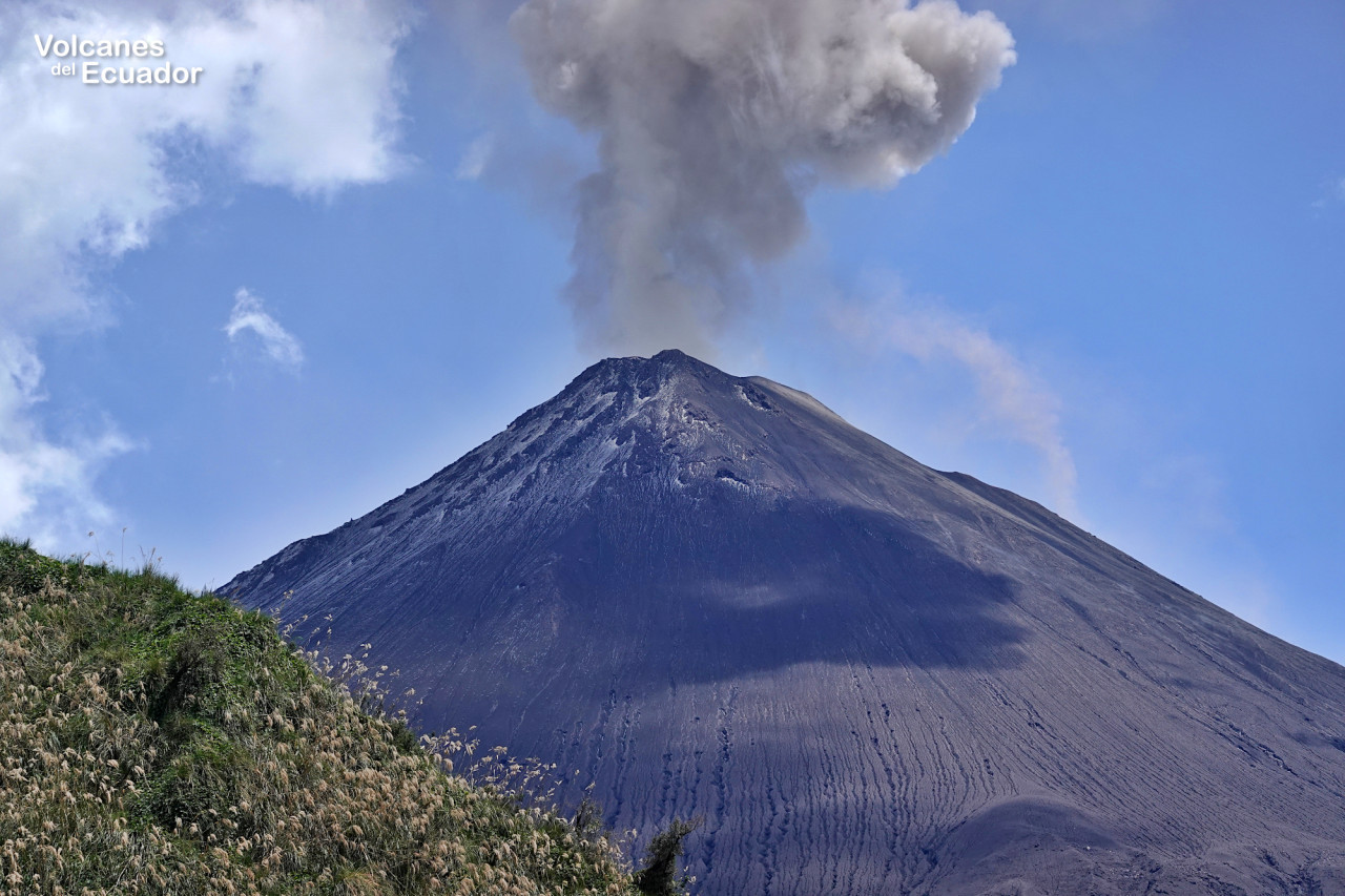 Erupción del volcán Sangay. Foto: X/ @Volcan_Ecuador.