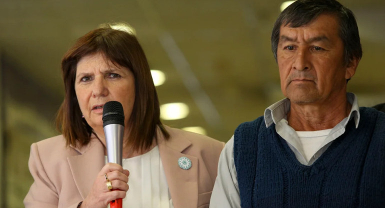 Patricia Bullrich junto al padre de Loan. Foto: NA