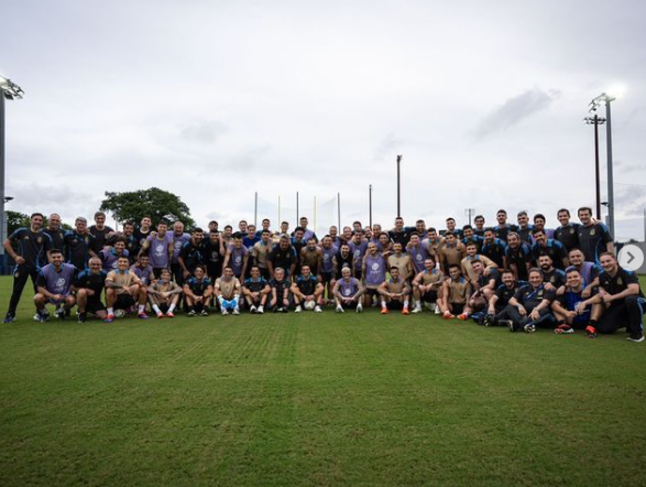 La emotiva foto que compartió Messi con todo el staff de la Argentina. Foto: Instagram.