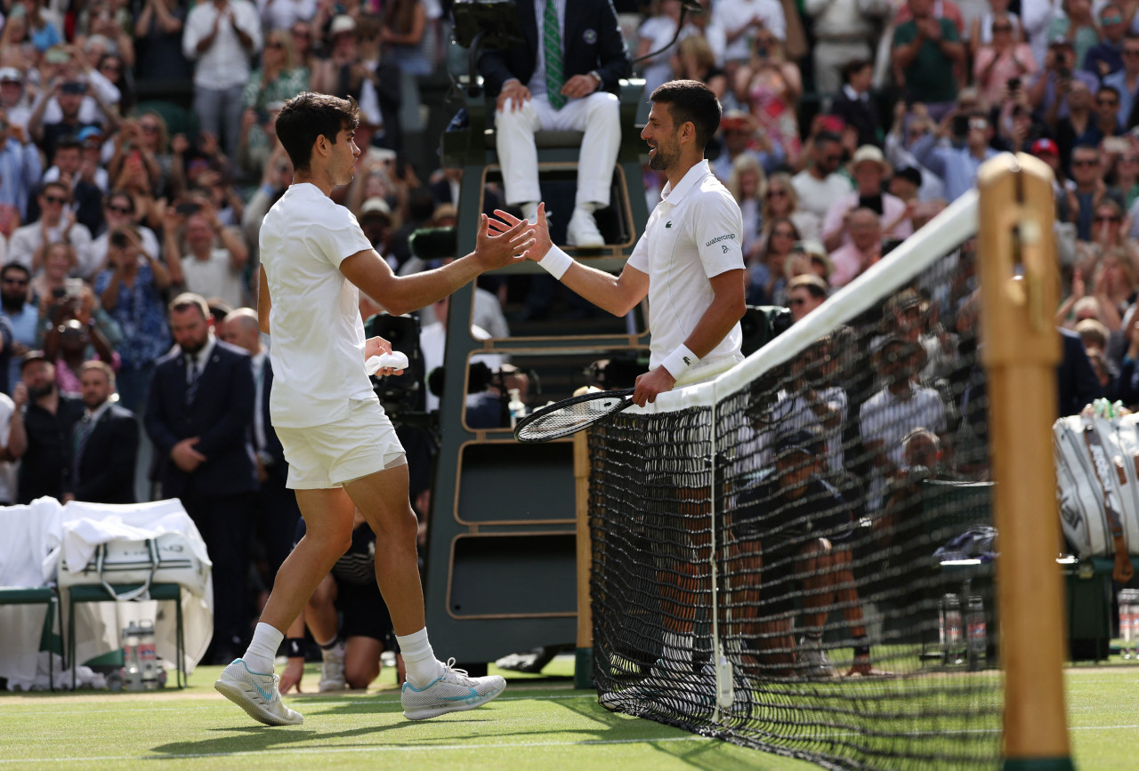 Carlos Alcaraz y Novak Djokovic. Foto: Reuters.