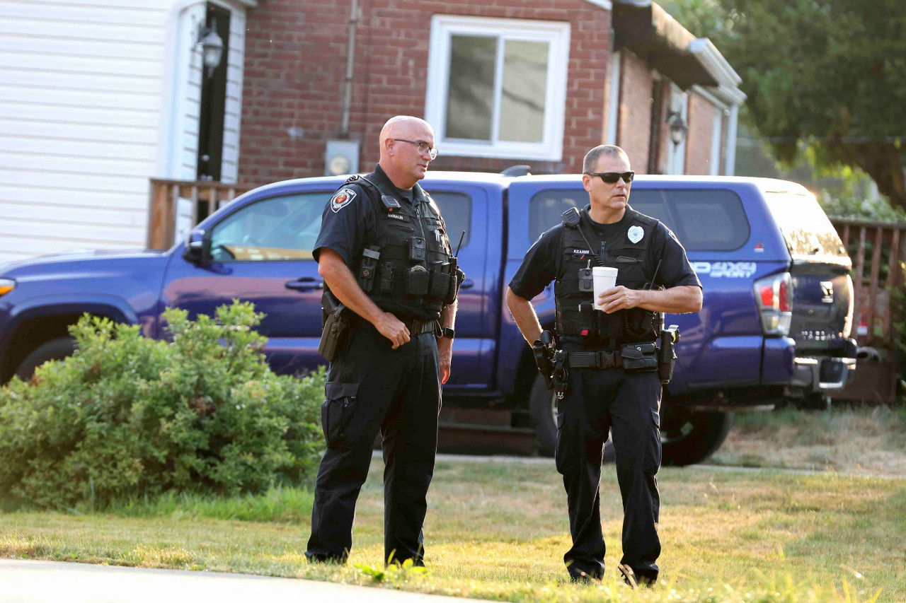 Policía afuera de la casa del asesino en Estados Unidos. Foto: Reuters.