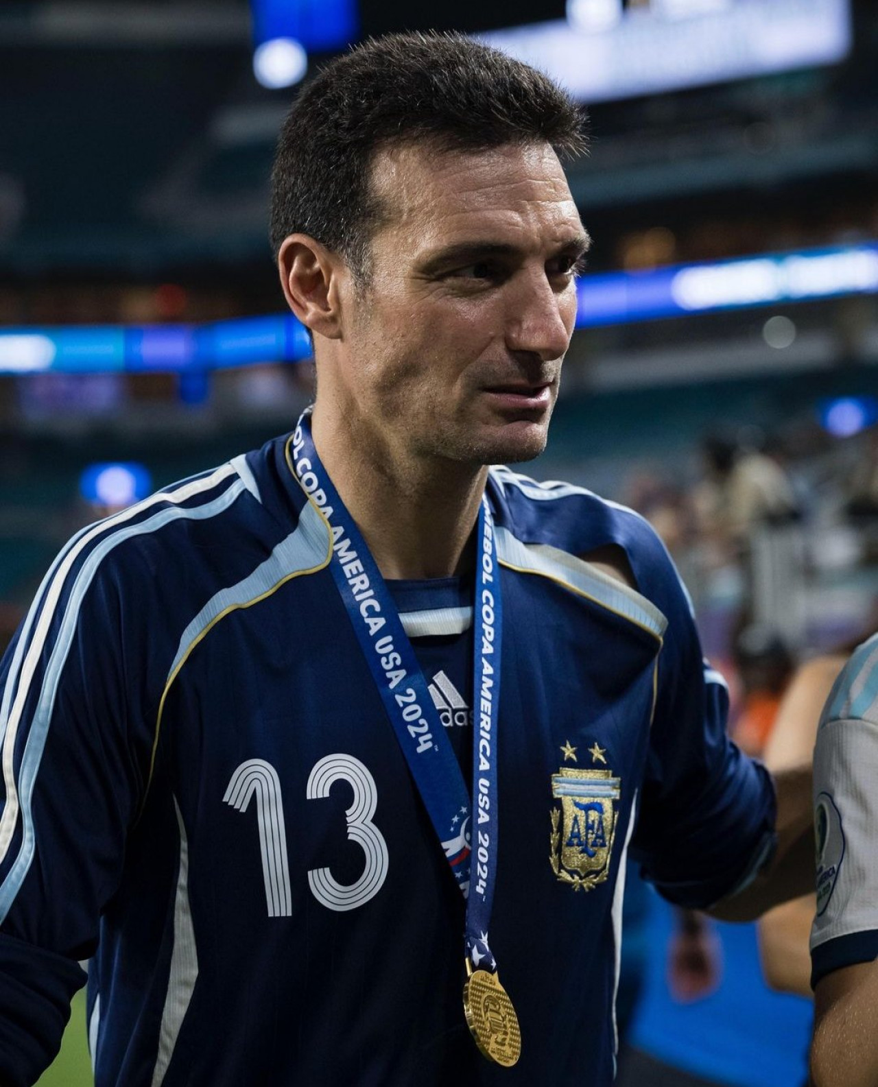 Lionel Scaloni con su camiseta retro y la medalla. Foto: redes sociales.