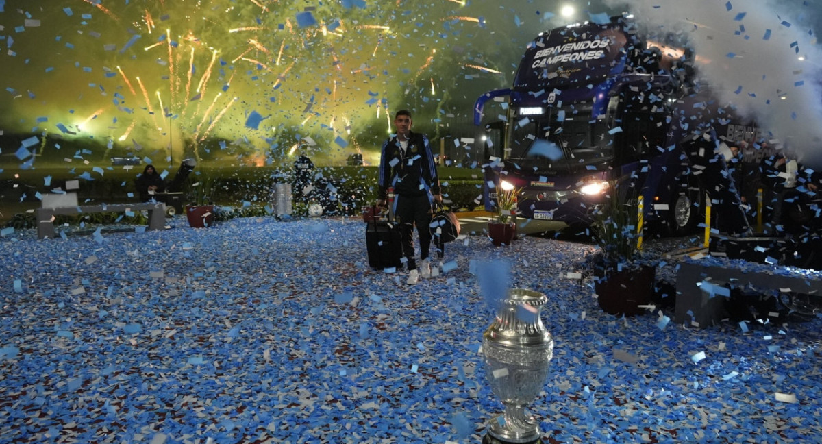 Nahuel Molina en el recibimiento a la Selección Argentina tras ganar la Copa América 2024. Foto: X Argentina.