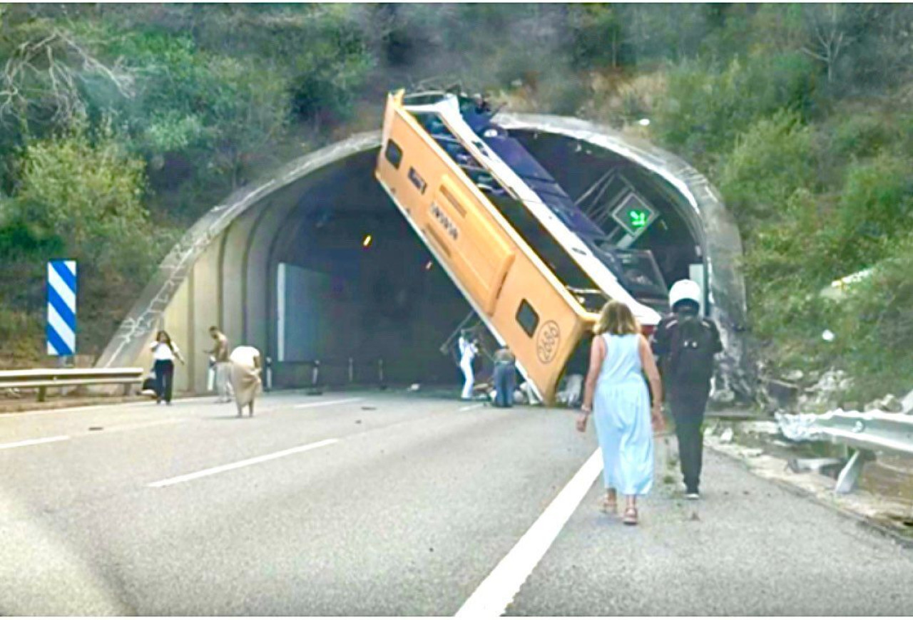 Accidente de un colectivo en Barcelona. Foto: X.