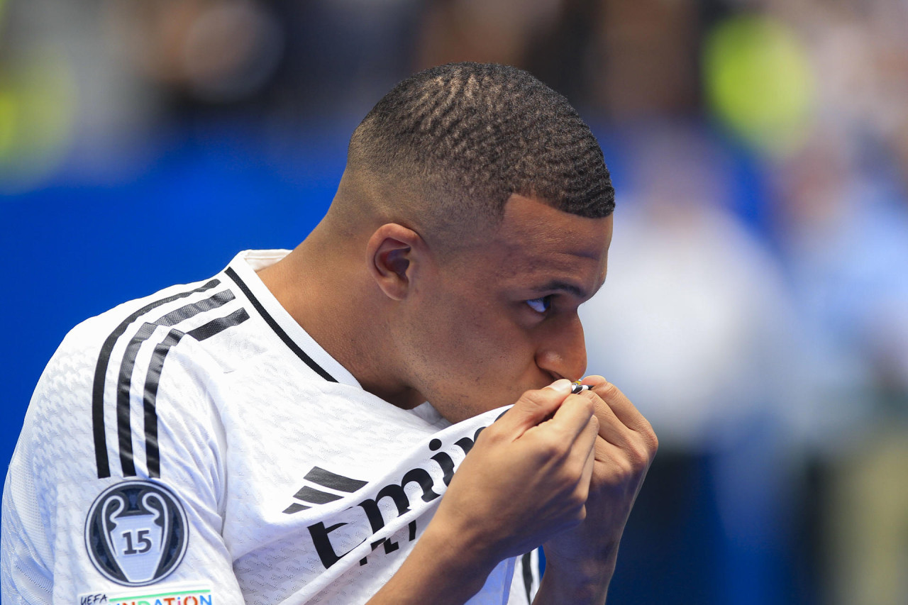 Mbappé y los besos al escudo del Real Madrid. Foto: EFE.