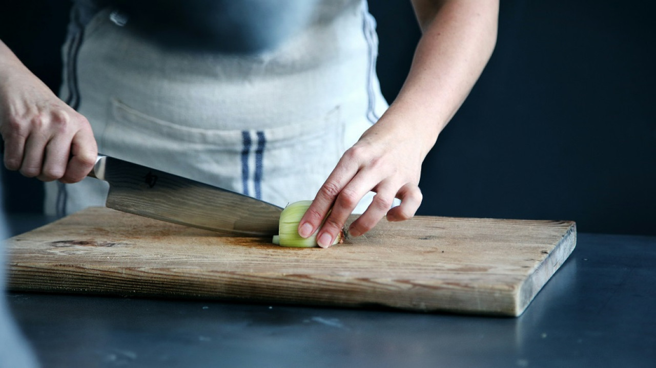 Cortar cebolla. Foto: Unsplash.