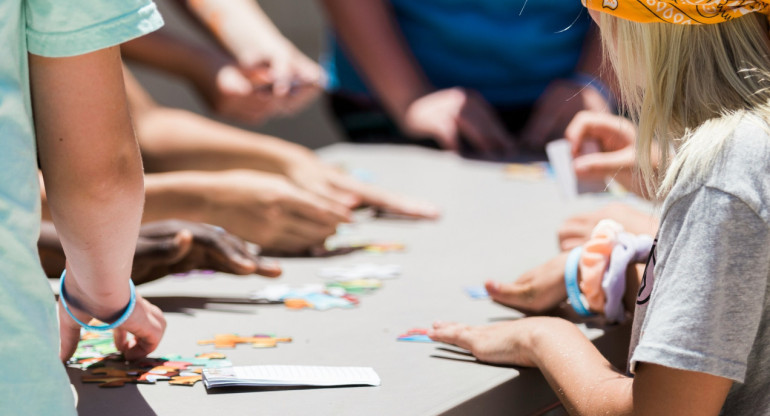 Niños, chicos, juegos. Foto Unsplash.