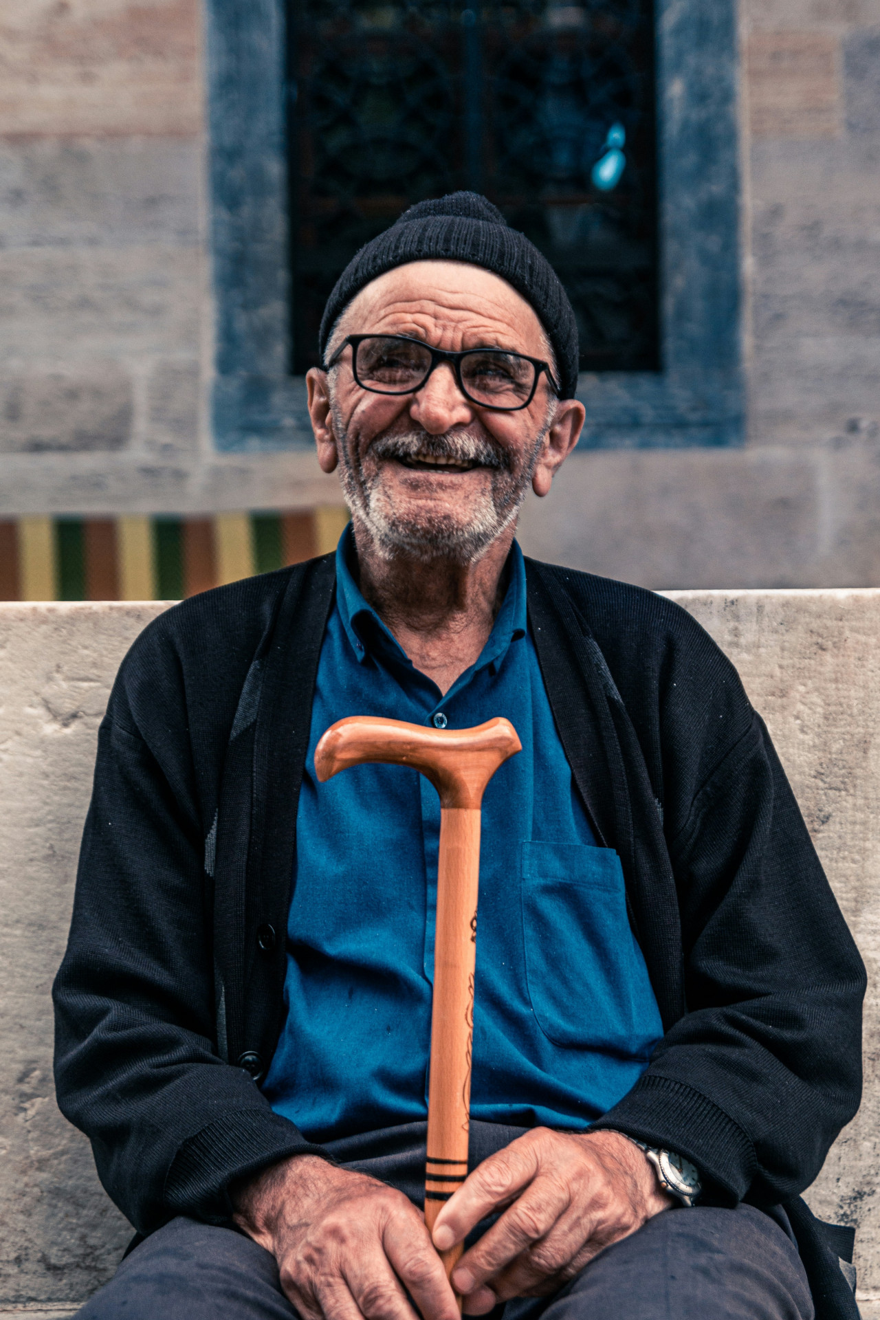 Bastón, adultos mayores, abuelos. Foto: Unsplash.