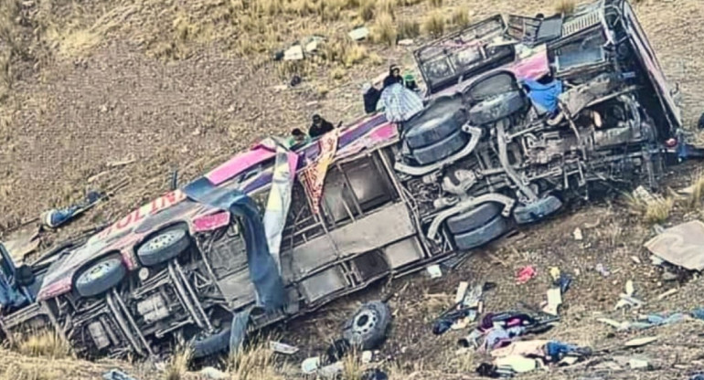 Accidente fatal de un micro en Perú. Foto: X.