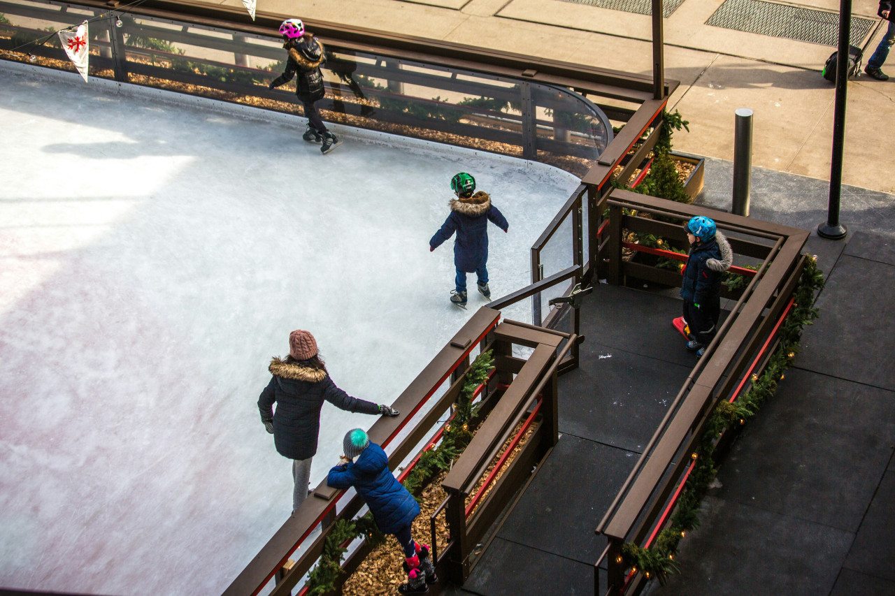 Patinaje sobre hielo en vacaciones. Foto: Unsplash.