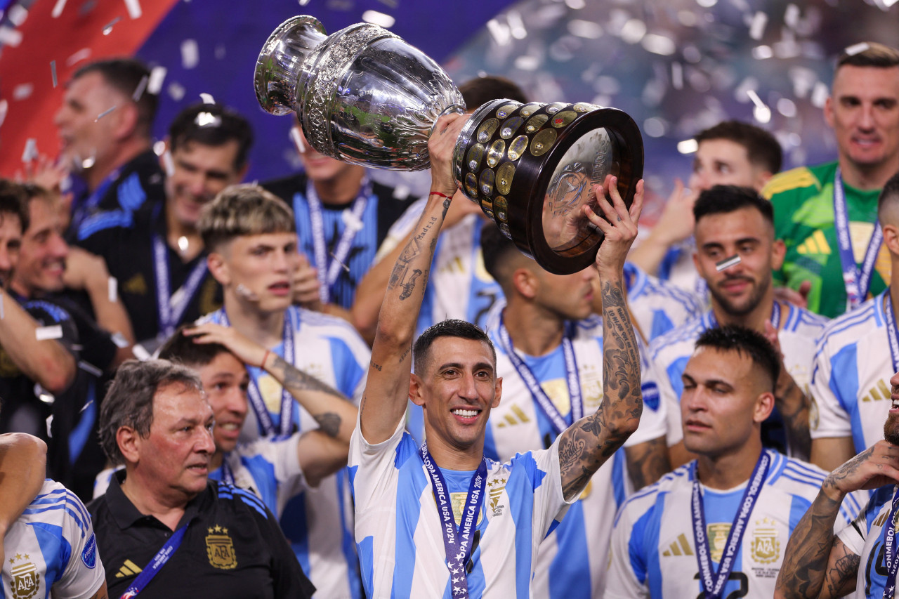 Ángel Di María con la Copa América. Foto: REUTERS.