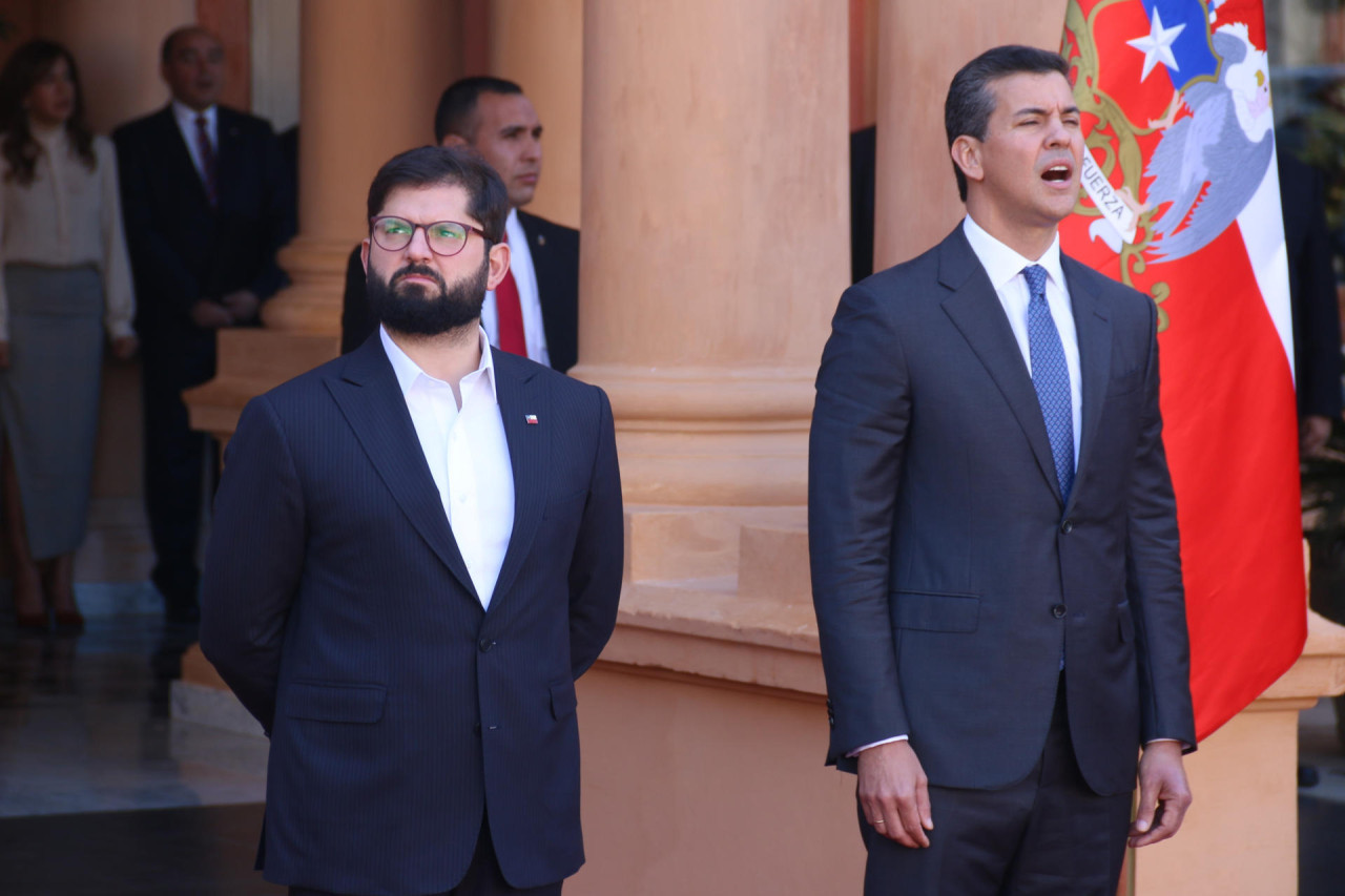 Gabriel Boric junto al presidente de Paraguay, Santiago Peña. Foto: EFE.