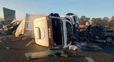 Un camión se cruzó de mano, chocó de frente contra una 4x4 y mató al conductor. NA