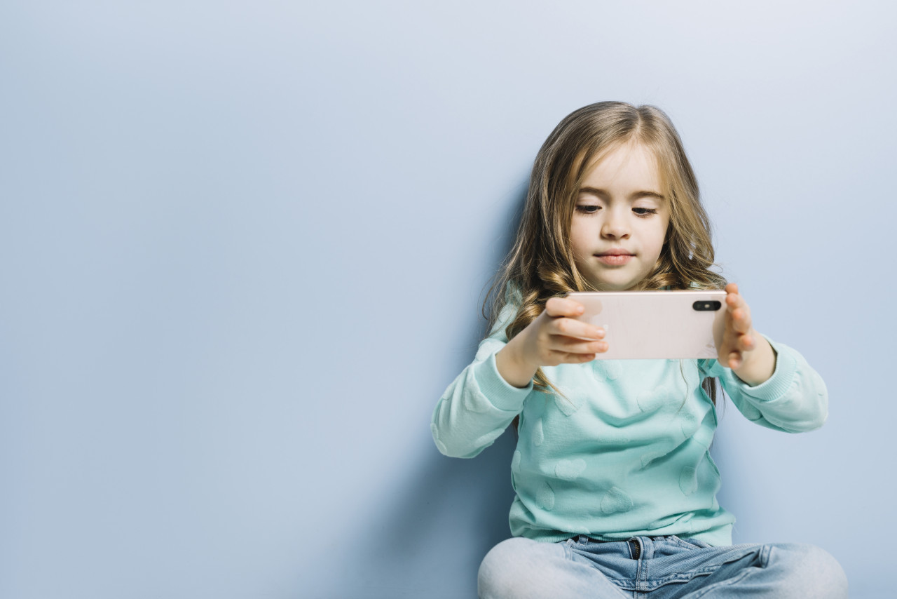 Niños, celular, tecnología. Foto: freepik