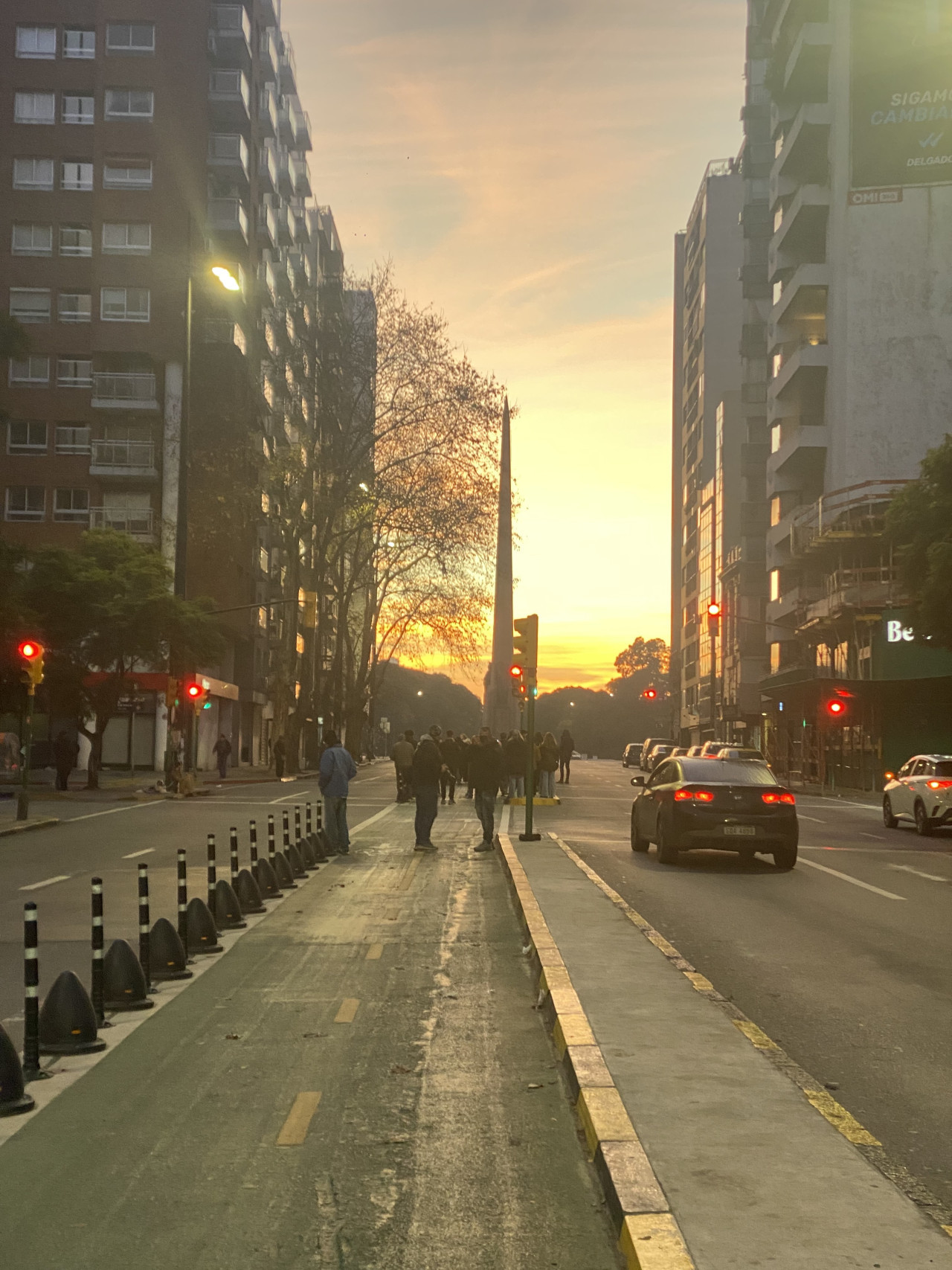 El nuevo rito de Montevideo: ver el sol salir por la 18 de Julio el 18 de julio. Foto: X/GonzaloTancredi