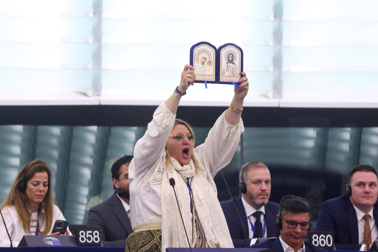 Diana Șoșoacă, eurodiputada que gritó con un bozal en el recinto. Foto: REUTERS.