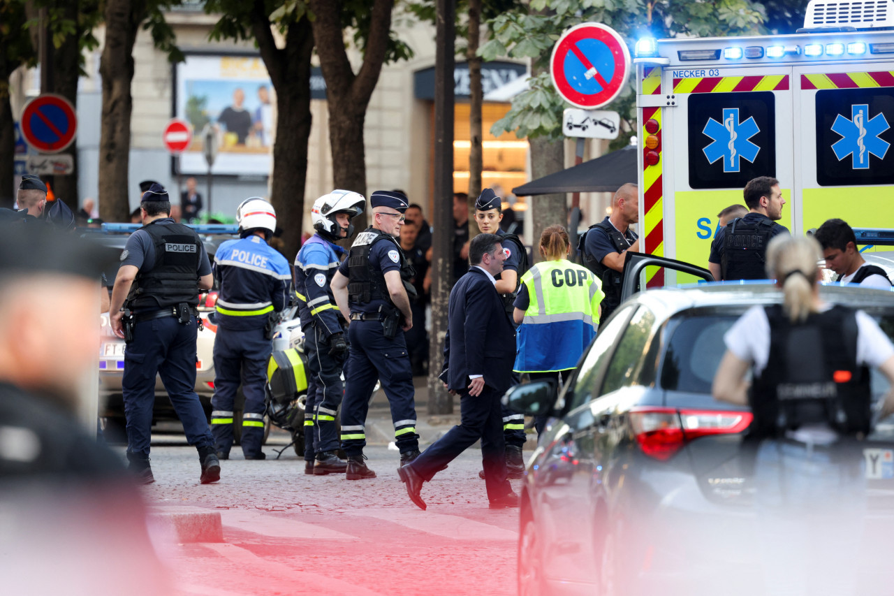 Un policía herido en un ataque con cuchillo en los Campos Elíseos de París. Foto: Reuters