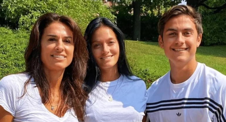 Gabriela Sabatini junto a Oriana Sabatini y Paulo Dybala. Foto: NA.