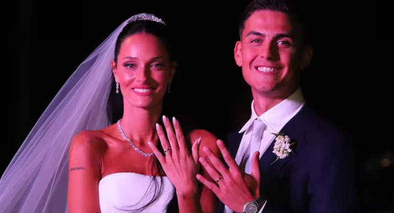 Oriana Sabatini y Paulo Dybala mostraron sus anillos. Fuente: X