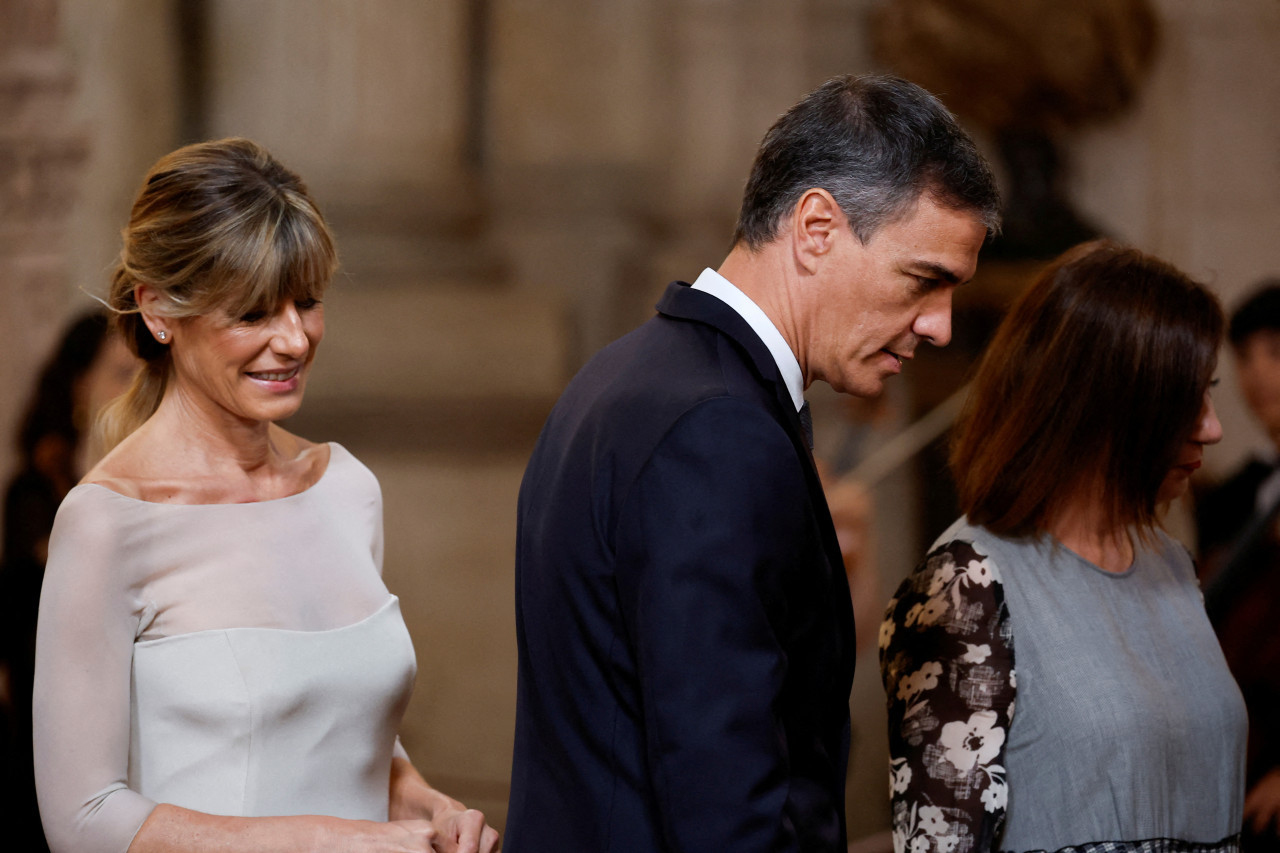 Pedro Sánchez y Begoña Gómez, su esposa. Foto: Reuters.