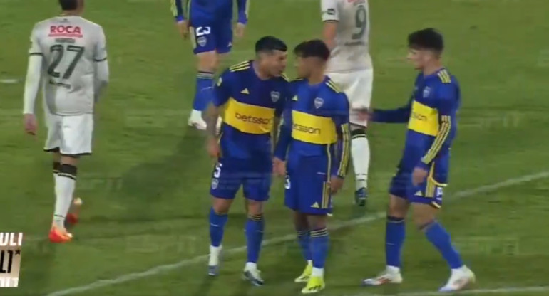 El tenso cruce entre Medel y Delgado. Foto: Captura pantalla.