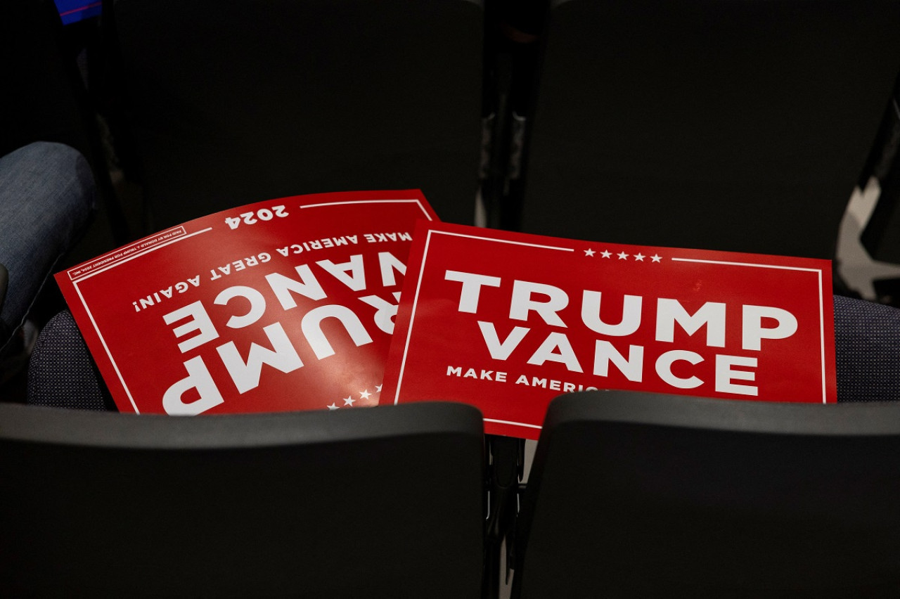 Los carteles en apoyo a Donald Trump y J.D. Vance. Foto: Reuters.