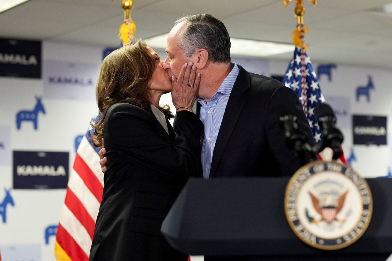 Kamala Harris y su esposo Douglas Emhoff. Foto: Reuters.