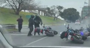 Los policías efectuaron tiros contra el vehículo robado. Foto: NA.