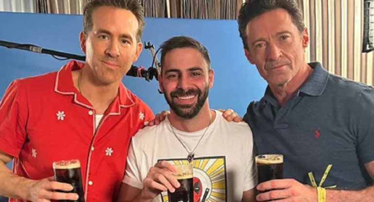 Ryan Reynolds y Hugh Jackman con Grego Rosello tomando fernet. Foto: Instagram.