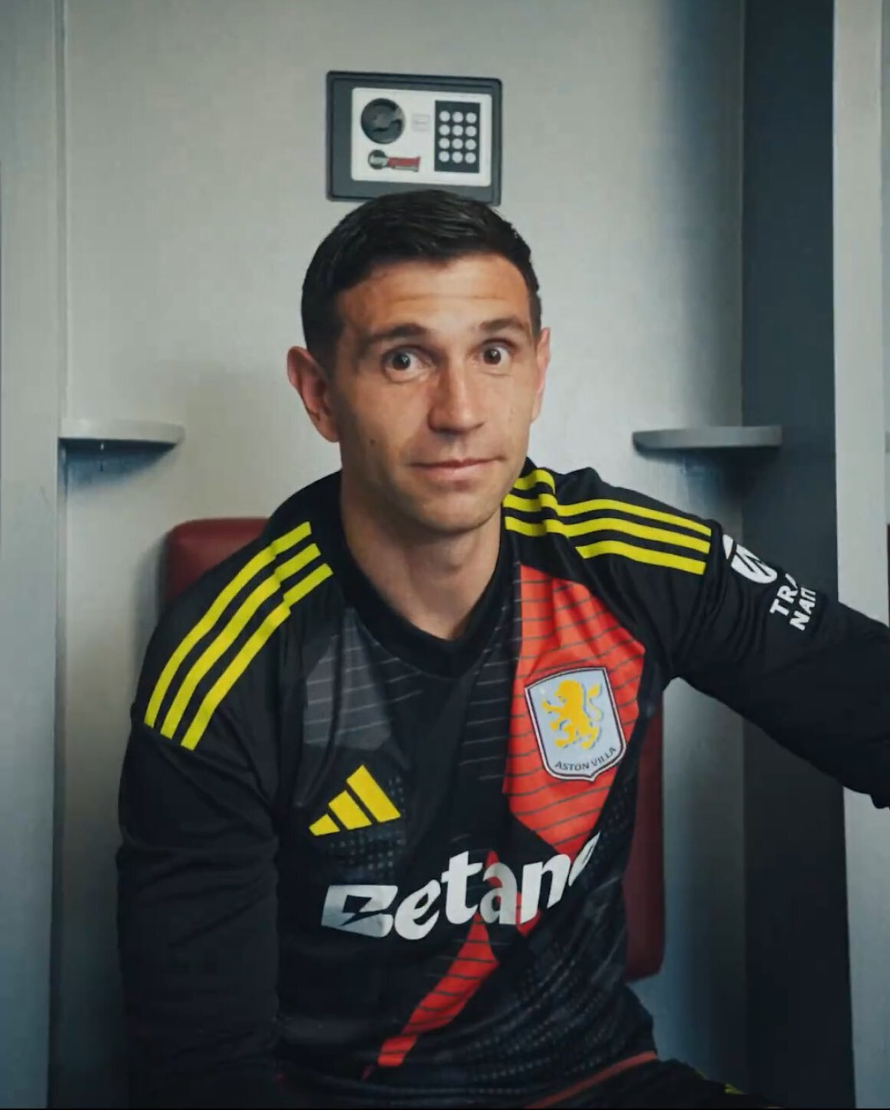 Dibu Martínez en el video del Aston Villa. Foto: Captura video.