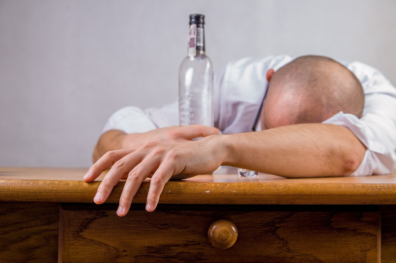 Alcohol, alcoholismo. Foto: Pixabay.