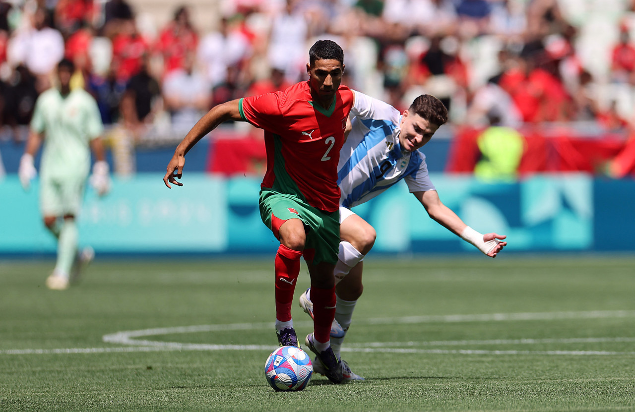 Achraf Hakimi y Julián Álvarez en el partido entre Argentina y Marruecos; Juegos Olímpicos de París 2024. Foto: Reuters.