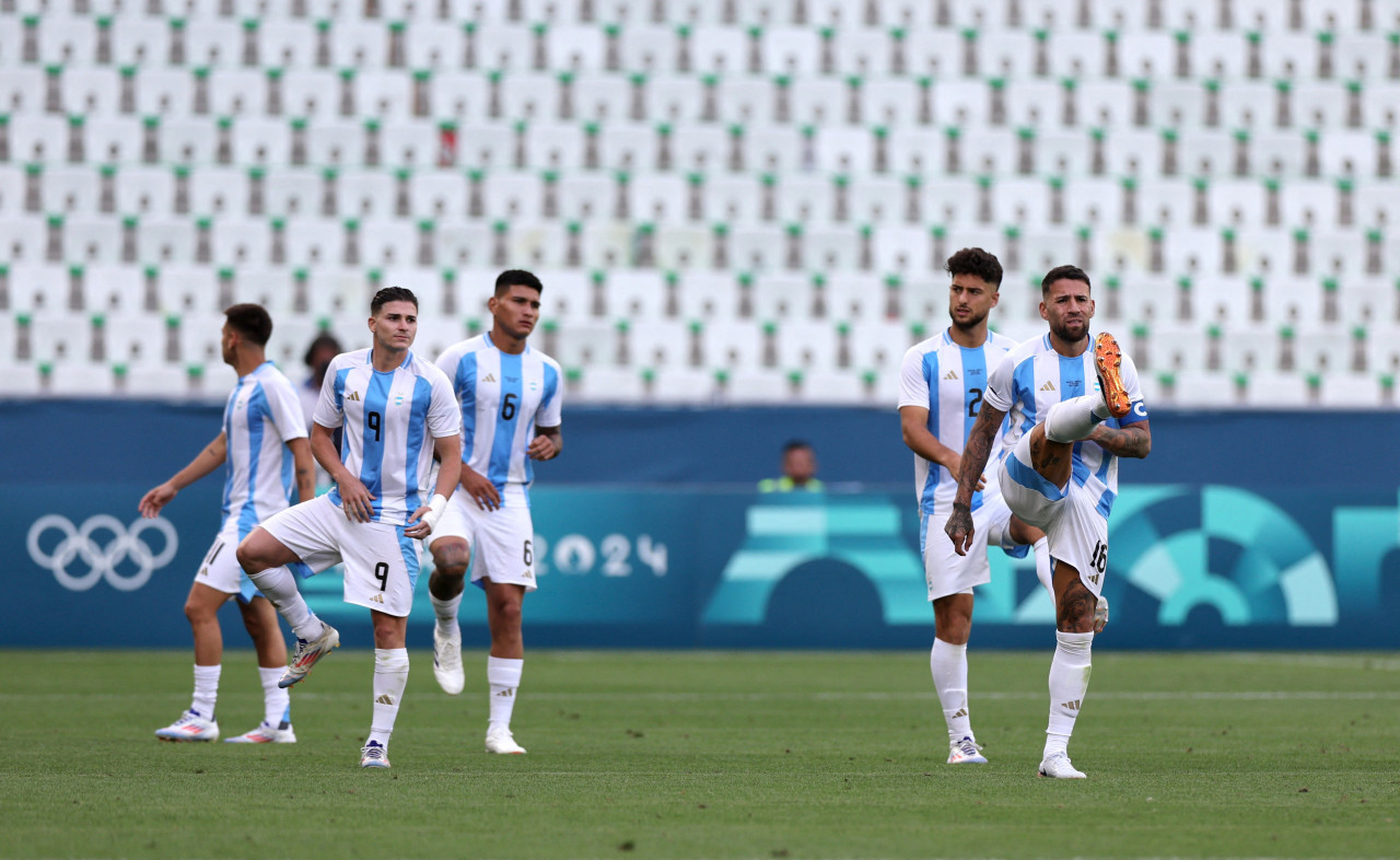 Los jugadores debieron salir a calentar casi dos horas después de suspendido el partido. Foto: Reuters.