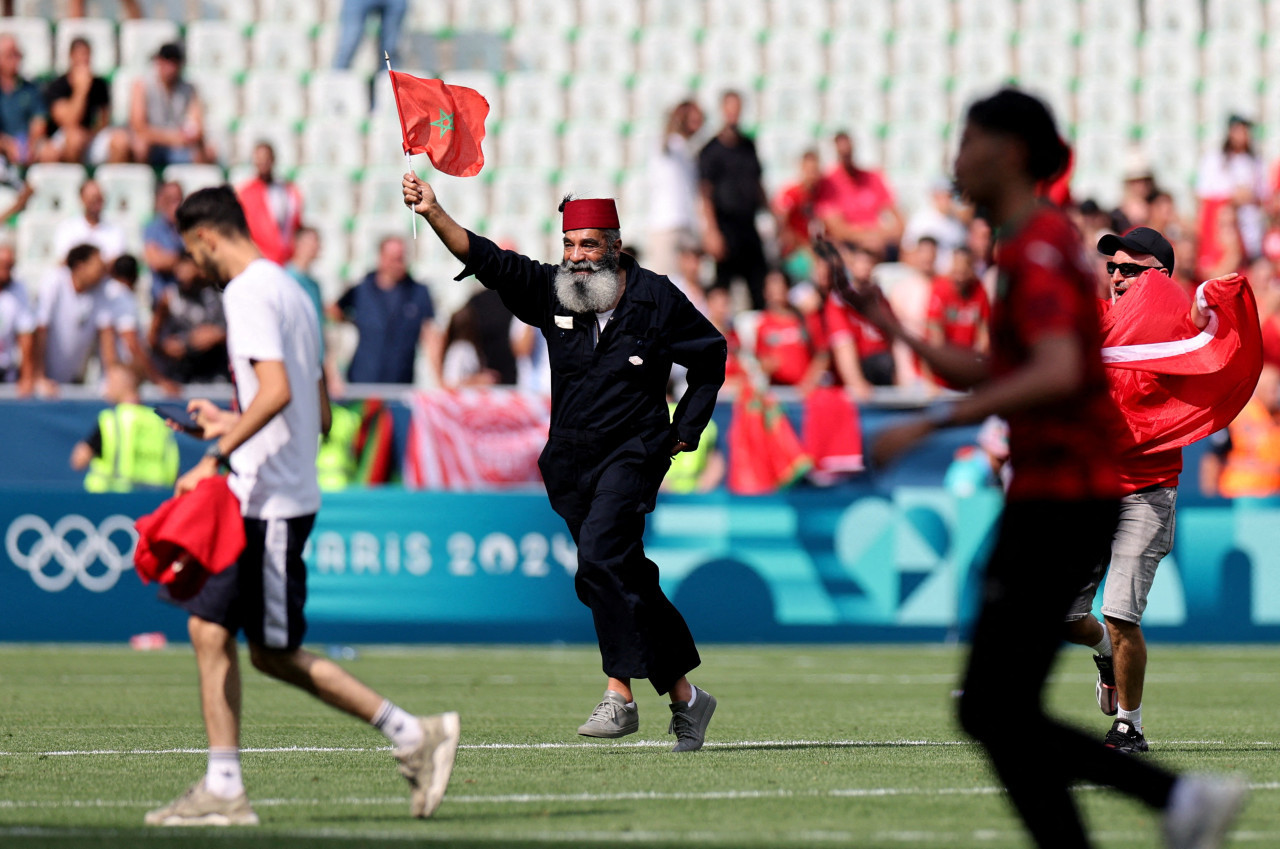 Muchos hinchas ingresaron al campo de juego. Foto: Reuters.