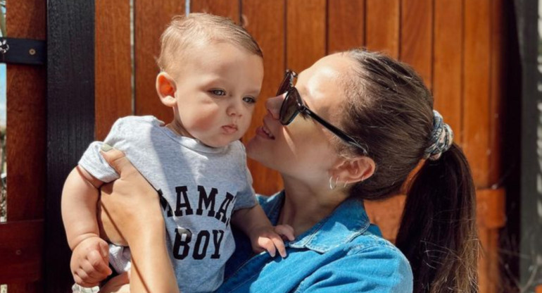 Barbie Vélez junto a su hijo Salvador. Foto: Instagram.