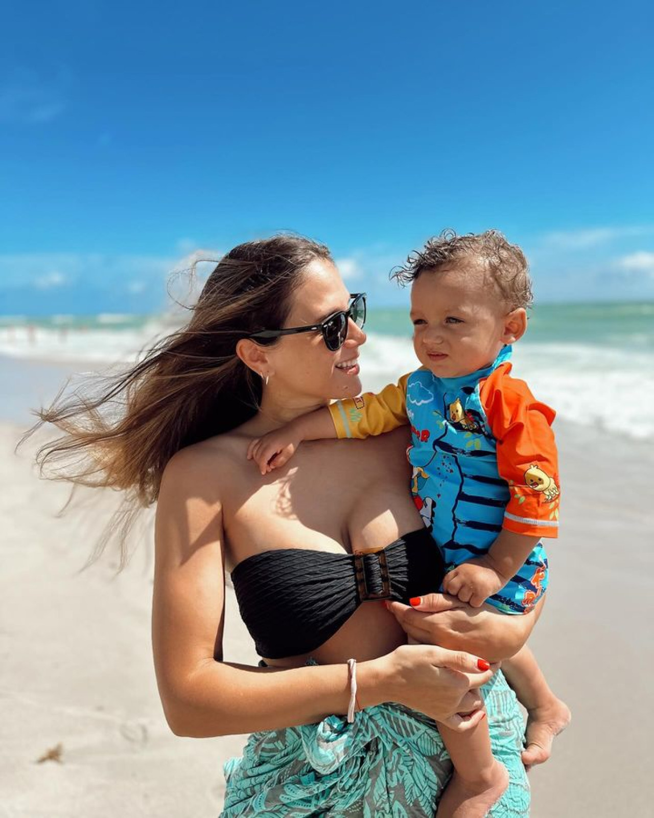 Barbie Vélez junto a su hijo Salvador. Foto: Instagram.