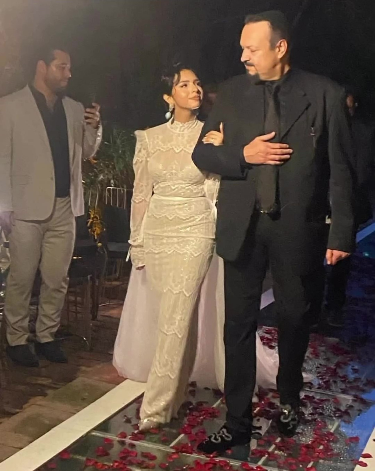 Ángela Aguilar junto a su padre, Pepe Aguilar, camino al altar. Foto: Captura de pantalla/ @elgordoylaflaca.