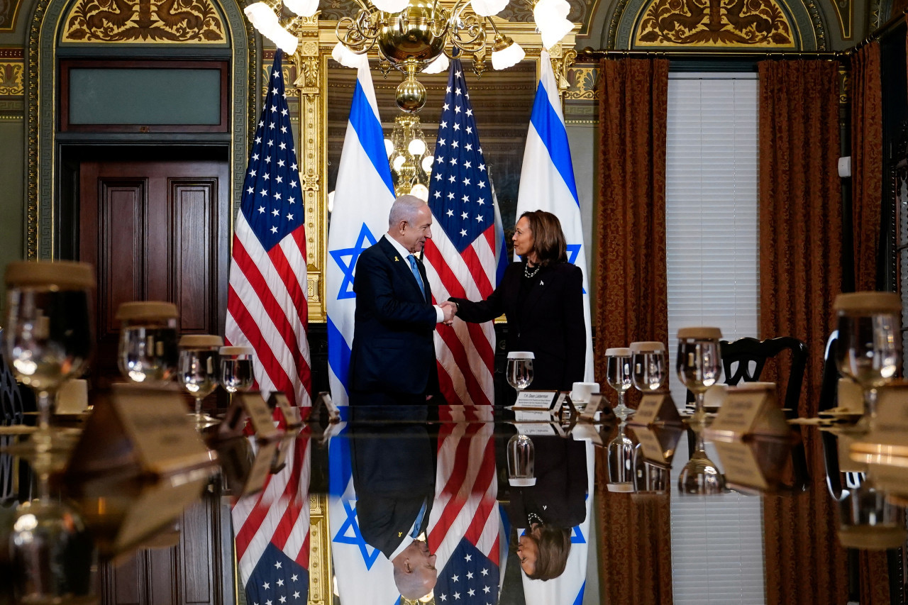 Benjamín Netanyahu y Kamala Harris. Foto: REUTERS.