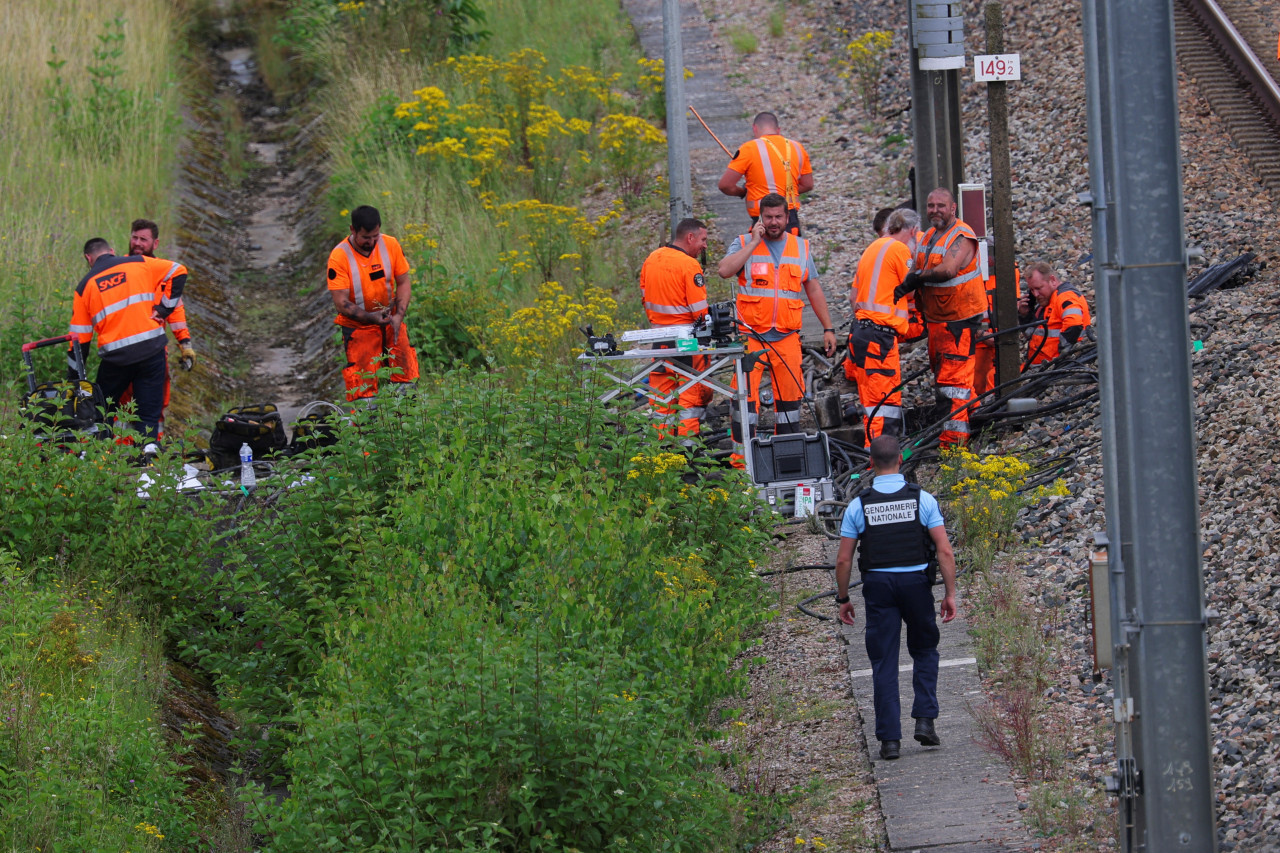 Trabajos sobre la línea de trenes atacada en París. Foto: Reuters.