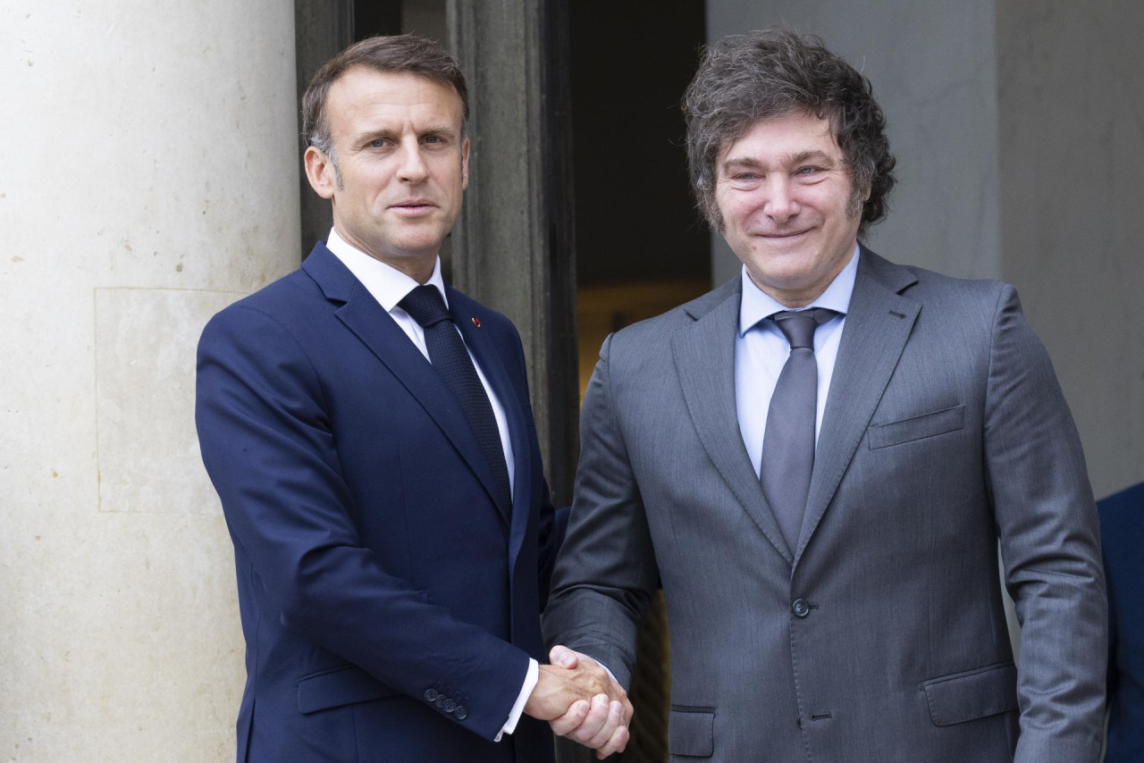 El presidente francés, Emmanuel Macron, junto al presidente argentino Javier Milei. Foto: EFE.