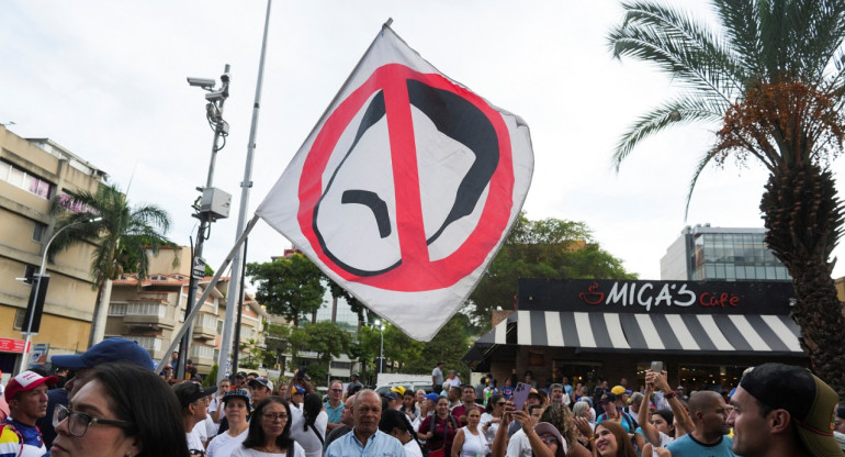 Bandera en contra de Nicolás Maduro; elecciones en Venezuela. Foto: Reuters