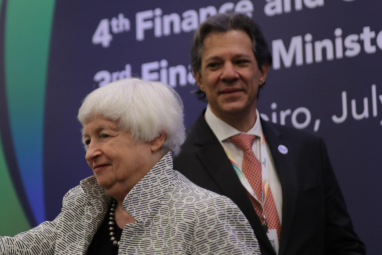 Fernando Haddad, ministro de Hacienda de Brasil, y Janet Yellen, secretaria del Tesoro de Estados Unidos. Foto: Reuters.