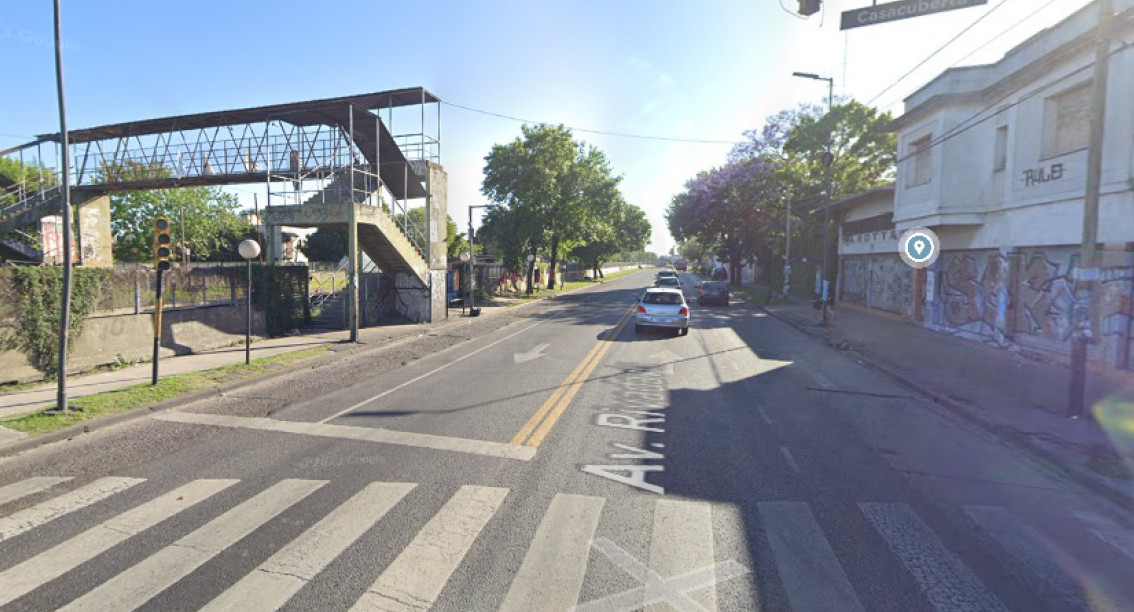 El puente de la intersección entre Rivadavia y Casacuberta, en Castelar. Foto: Google Street View.