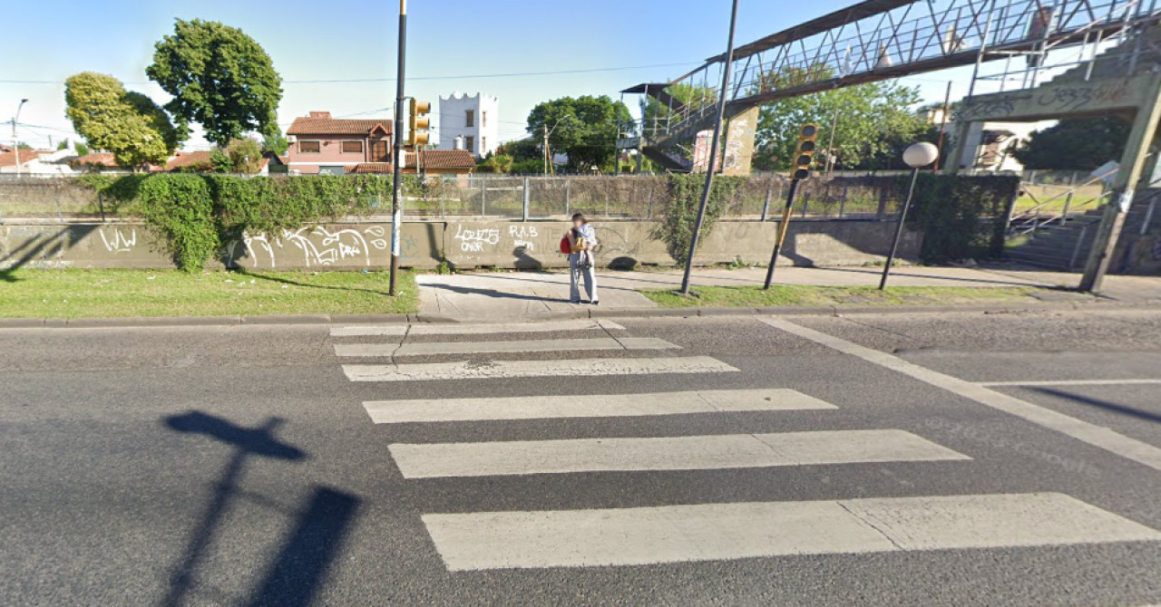 El puente de la intersección entre Rivadavia y Casacuberta, en Castelar. Foto: Google Street View.