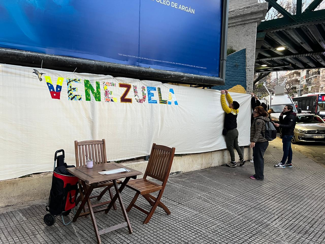 Venezolanos en Argentina firman el mural después de votar. Foto: Gabriel Bastidas