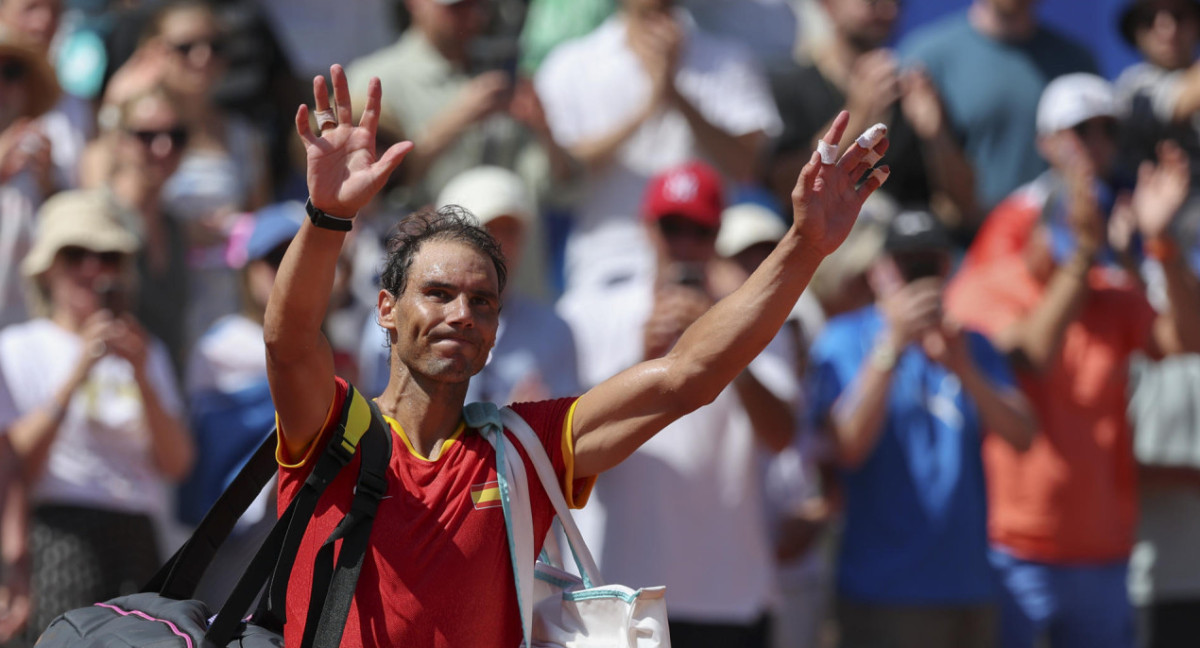 El tenista español Rafa Nadal se despide del público tras caer ante el serbio Novak Djokovic en el partido celebrado en el marco de los Juegos Olímpicos de París, este lunes. EFE/ Juanjo Martín.