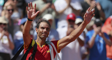 El tenista español Rafa Nadal se despide del público tras caer ante el serbio Novak Djokovic en el partido celebrado en el marco de los Juegos Olímpicos de París, este lunes. EFE/ Juanjo Martín.