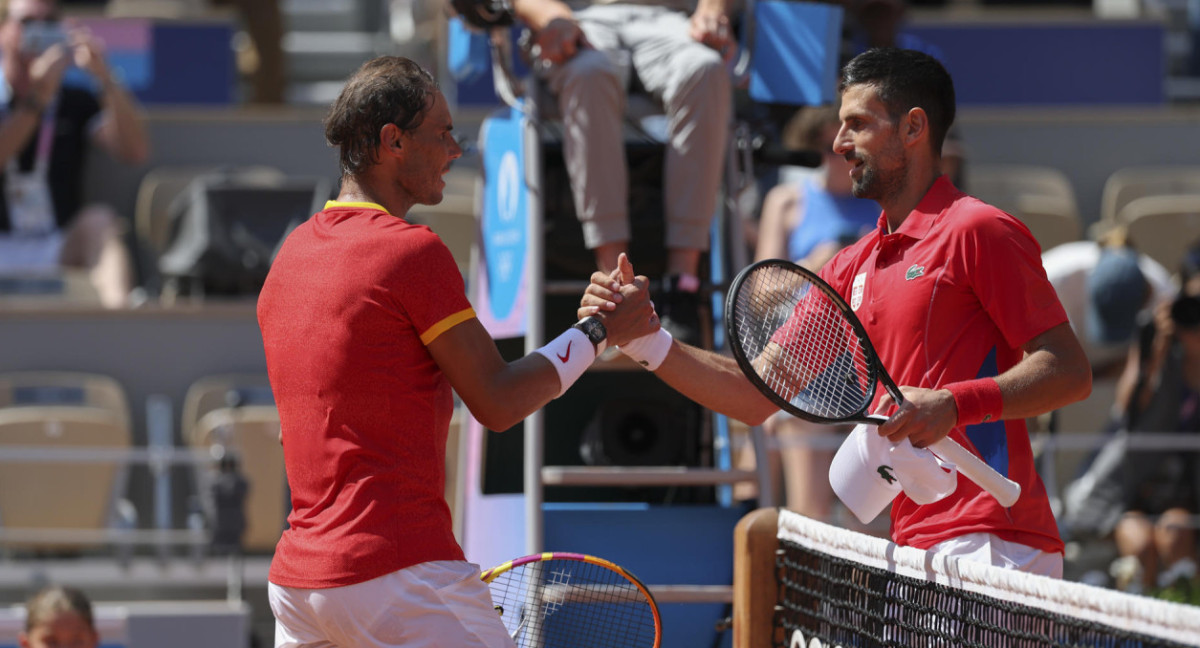 El tenista español Rafa Nadal (i) se despide del serbio Novak Djokovic tras perder en su partido celebrado en el marco de los Juegos Olímpicos de París, este lunes. EFE/ Juanjo Martín.